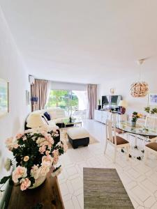 ein Wohnzimmer mit Sofa und Tisch in der Unterkunft Happy in Holiday Miraflores Apartments in Mijas