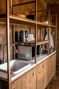 cocina con fregadero y microondas en Le Héritage en Klein-Drakenstein