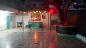pokój z drzewem i stołem z krzesłami w obiekcie Hotel CastilloMar w mieście Cartagena de Indias