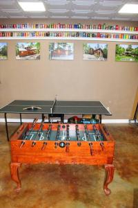 Φωτογραφία από το άλμπουμ του Red Dog Barn: See bison traverse in front of cabin σε Clyde