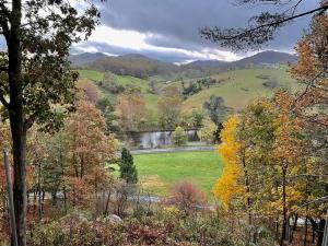 Φωτογραφία από το άλμπουμ του Red Dog Barn: See bison traverse in front of cabin σε Clyde +38 φωτογραφίες