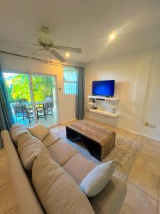 Телевизор и/или развлекательный центр в Beachside Bliss in Rodney Bay - Tuscany Villas +10 фотографий