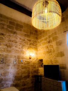 Μια τηλεόραση ή/και κέντρο ψυχαγωγίας στο The LYNDEE HOUSE