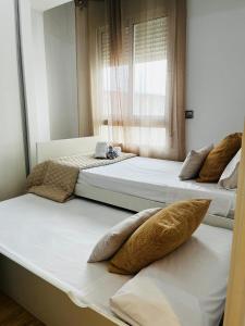 two beds sitting next to each other in a bedroom at Travel Habitat - Centro in Valencia