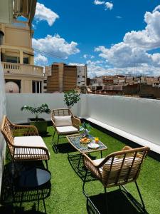 un patio avec des chaises et une table sur le toit dans l'établissement Travel Habitat - Centro, à Valence