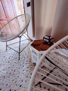 Cette chambre comprend un lit, une table et une chaise. dans l'établissement Zagora Oasis Lodge, à Zagora