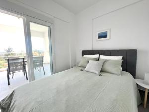 Postel nebo postele na pokoji v ubytování Sithonian suites
