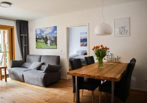 a living room with a table and a couch at Ferienwohnung Alpenruhe in Schönau am Königssee