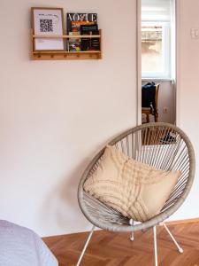 Ein Sitzbereich in der Unterkunft Cheyf Modern Studio in Center