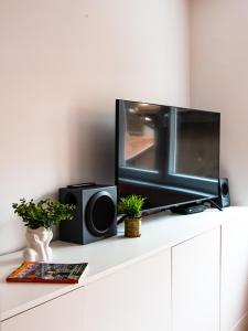 TV/Unterhaltungsangebot in der Unterkunft Cheyf Modern Studio in Center