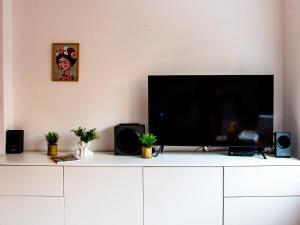 TV/Unterhaltungsangebot in der Unterkunft Cheyf Modern Studio in Center