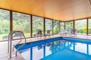 Casa con piscina y ventanas en Hotel & Restaurante Peña en Arrós
