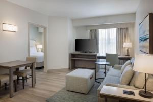 Suite de hotel con sala de estar y dormitorio en Residence Inn Sandestin at Grand Boulevard, en Destin