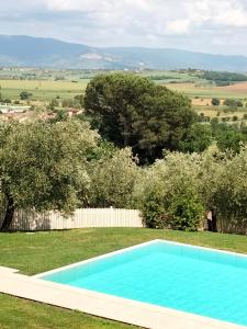 Bazén v ubytovaní Luxury Villa Spaccasole su Cortona - Sauna & Infinity Pool alebo v jeho blízkosti
