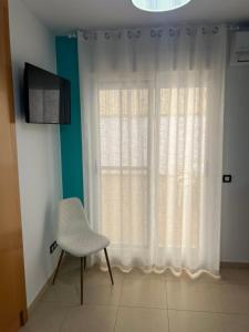 APARTAMENTO SITUADO EN EL CENTRO CON 3 HABITACIONES, DISPONE DE AIRE ACONDICIONADO Y WIFI A 150m DE LA PLAYA Y EL CASTILLO的电视和/或娱乐中心