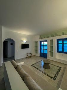 ein Wohnzimmer mit einem Sofa und einem Tisch in der Unterkunft Lipsi Blue Hotel in Lipsi