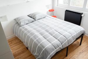 ein großes Bett in einem weißen Zimmer mit Fenster in der Unterkunft Maison charmante et spacieuse-terrasse près du centre ville in Amiens + 21 Fotos