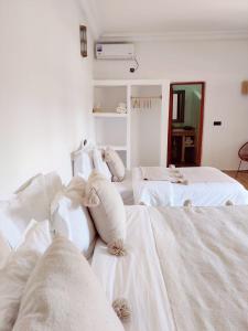 2 posti letto in camera con asciugamani di Zagora Oasis Lodge a Zagora
