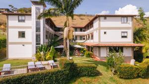 vista esterna di un edificio con sedie e alberi di Soy Local Guatape a Guatapé