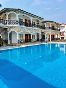 Bazén v ubytování Dip Holidays nebo v jeho okolí