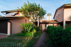 a house with a tree in the middle of a street at Al Parco Storga B&b in Treviso