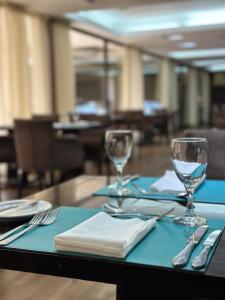einen Tisch mit zwei Gläsern und Servietten auf dem Tisch in der Unterkunft Howard Johnson Hotel & Casino in Formosa