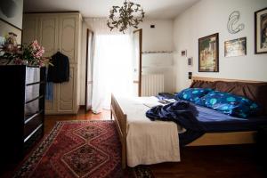 a bedroom with a bed and a rug at Al Parco Storga B&b in Treviso