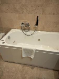 Kúpeľňa v ubytovaní Luxury Villa Spaccasole su Cortona - Sauna & Infinity Pool