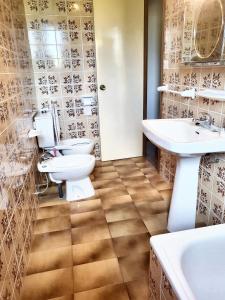 - Baño con 2 aseos y 2 lavabos en 4 bedrooms house with furnished garden at Ourol en Merille