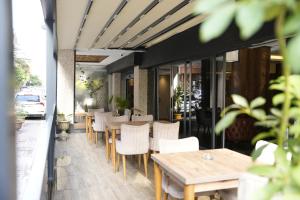 un ristorante con tavoli e sedie su una strada di Eniza Hotel a Mersin