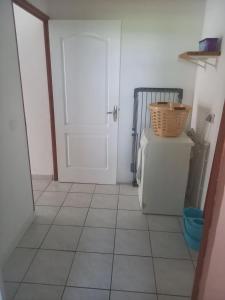 a room with a white door and a tiled floor at Appartement confortable avec terrasse à Petit-Canal - 50 m² in Petit-Canal +9 photos