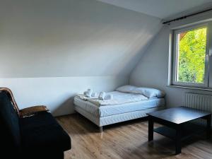 Cette petite chambre comprend un lit et une table. dans l'établissement Nad Grajcarkiem - Pensjonat, à Szczawnica