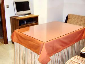 einen Tisch mit einem orangenen Tuch auf einem TV in der Unterkunft 4 bedrooms house with furnished terrace at Yegen in Yegen