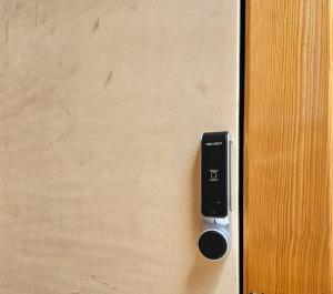 un mando a distancia negro sobre una mesa de madera en Rossio Hostel, en Lisboa