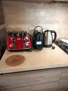 a toaster and a tea pot on a counter at Villa Spaccasole su Cortona in Foiano della Chiana