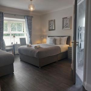 1 dormitorio con cama, escritorio y ventana en Farmleigh House, en Donegal