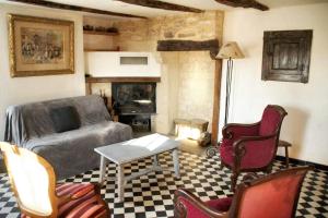 ein Wohnzimmer mit einem Bett, einem Tisch und Stühlen in der Unterkunft Maison de 3 chambres avec jardin clos et wifi a Lalbenque in Lalbenque