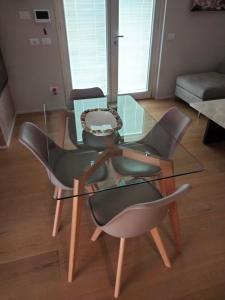 una mesa de cristal y sillas en la sala de estar. en Villa Spaccasole su Cortona en Foiano della Chiana