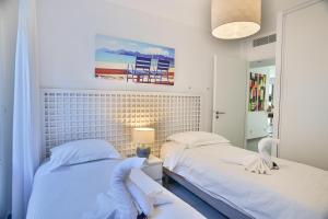 a bedroom with two beds and a mirror at Appartement de rêve avec terrasse et garage in Cannes