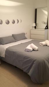 Duas camas num quarto com duas toalhas em Pericos Gilet em Gilet