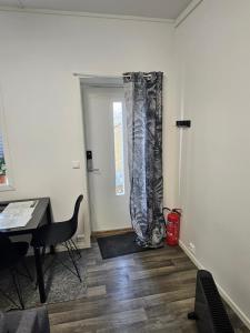 una stanza con una porta con una tenda di TromsøApartment Silent area with free parking I have caravan for rent same place, 4 people a Tromsø Altre 50 foto