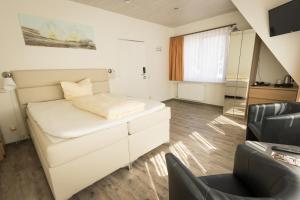 ein kleines Zimmer mit einem Bett und einem Stuhl in der Unterkunft Hotel Restaurant Ketterer am Kurgarten in Triberg