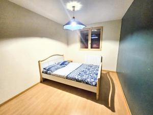 Ένα ή περισσότερα κρεβάτια σε δωμάτιο στο Maison de 4 chambres avec terrasse amenagee et wifi a Peron a 6 km des pistes