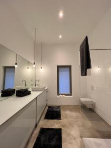 Baño blanco con lavabo y aseo en Historisches Designer Loft en Essen