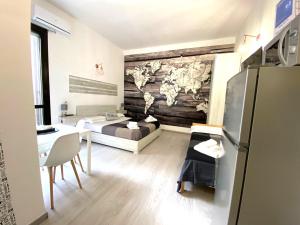 een kleine kamer met een bed en een koelkast bij Newhouse CRISPI 78 in Bari