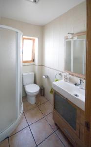 Un baño con inodoro, lavabo y espejo. en Casita en Puerto, en Denia