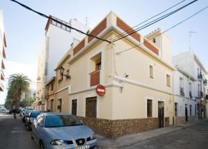 un coche aparcado en una calle al lado de un edificio en Casita en Puerto, en Denia 2 fotos más