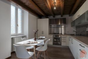 una cucina con tavolo e sedie in una stanza di Duplex open space with private courtyard in center a Desenzano del Garda
