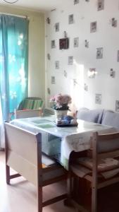 uma sala de estar com uma mesa com um vaso de flores em Maison d'une chambre avec jardin clos et wifi a La Croix en Touraine em La Croix-en-Touraine