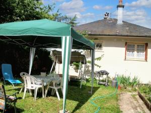 uma tenda verde no quintal de uma casa em Maison d'une chambre avec jardin clos et wifi a La Croix en Touraine em La Croix-en-Touraine